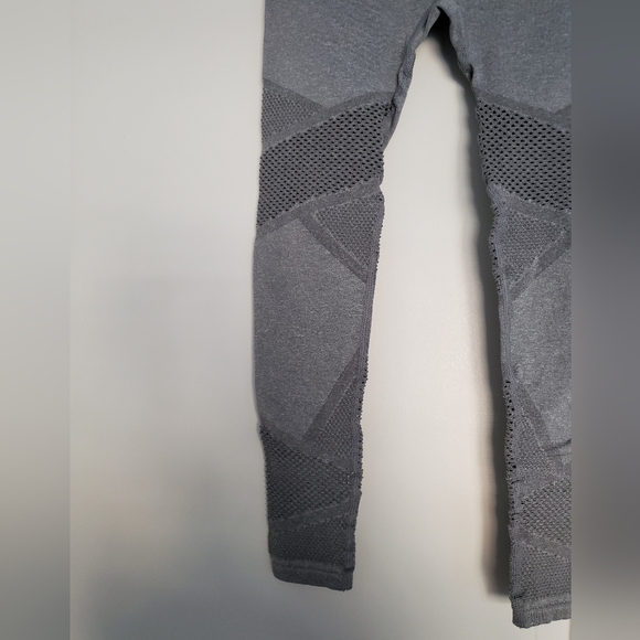Fabletics Mosaic high waisted 7/8 leggings in grey size XS - Picture 7 of 16